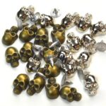 Rebites de metal em formato caveira